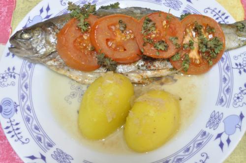 Jak uvařit pstruh zapečený  s rajčaty? Snadné recept, připravený za 30 - 45 minut